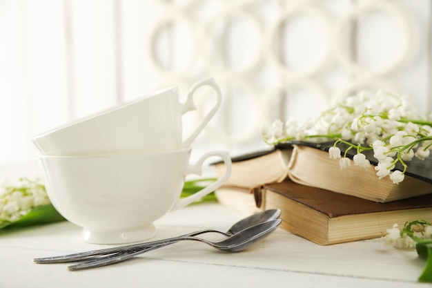 Stół z książką kucharską i filiżanką