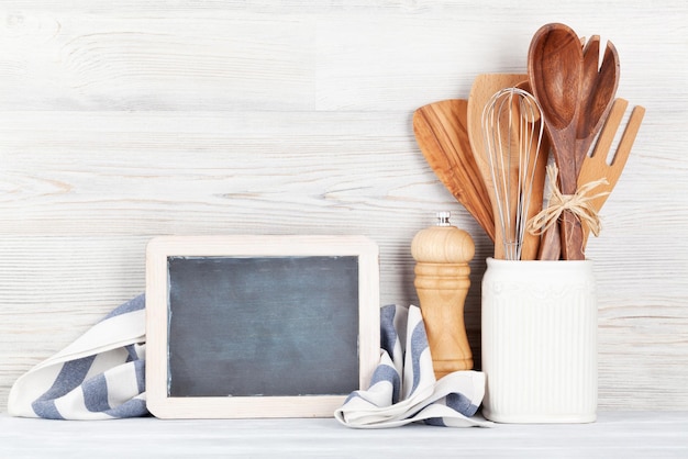 Kuchnia z książkami kucharskimi i naczyniami